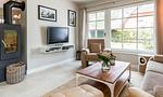 Gemütliches Wohnzimmer mit Fernseher und Gartenaussicht - SiebenFinken - Top-Hundeurlaub