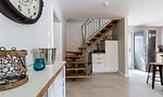 Moderne Eingangshalle mit Treppe und minimalistischer Einrichtung - SiebenFinken - Top-Hundeurlaub