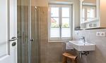 Modernes Badezimmer mit Dusche und Waschbecken - SiebenFinken - Top-Hundeurlaub