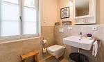 Modernes Badezimmer mit Waschbecken und Toilette - SiebenFinken - Top-Hundeurlaub
