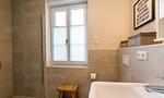 Modernes Badezimmer mit Badewanne und Fenster - SiebenFinken - Top-Hundeurlaub