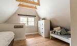 Schlafzimmer mit Doppelbett und Kinderbett - SiebenFinken - Top-Hundeurlaub