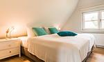 Schlafzimmer mit Doppelbett und stilvollen Akzenten - SiebenFinken - Top-Hundeurlaub