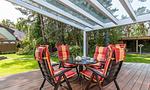 Terrasse mit runden Tisch und Stühlen - SiebenFinken - Top-Hundeurlaub