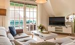 Helles Wohnzimmer mit Sofa und Fernseher - Strandidyll - Top-Hundeurlaub