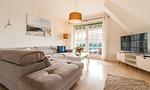 Gemütliches Wohnzimmer mit Sofa und Fernseher - Strandidyll - Top-Hundeurlaub