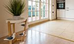 Moderne Küche mit Fenster und minimalistischen Elementen - Strandidyll - Top-Hundeurlaub