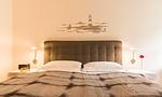 Schlafzimmer mit Doppelbett und Wandkunst - Strandidyll - Top-Hundeurlaub