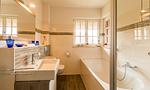 Helles Badezimmer mit Badewanne und Waschbecken - Strandidyll - Top-Hundeurlaub