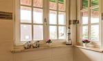 Badezimmer mit Fenster und stilvoller Dekoration - Strandidyll - Top-Hundeurlaub