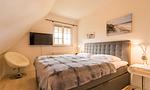 Schlafzimmer mit Doppelbett und Fernseher - Strandidyll - Top-Hundeurlaub