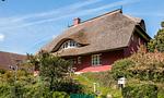 Außenansicht eines Hauses mit Reetdach - Strandidyll - Top-Hundeurlaub