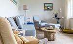 Helles Wohnzimmer mit Sofas und Couchtisch - Hof Zeesenblick 04 - Top-Hundeurlaub