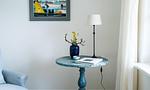 Wohnzimmer mit blauem Tisch und Lampe - Hof Zeesenblick 04 - Top-Hundeurlaub