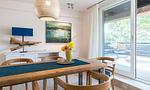 Moderne Küche mit Esstisch und Fenster zur Terrasse - Hof Zeesenblick 04 - Top-Hundeurlaub