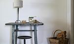 Wohnzimmer mit Tisch und Lampe - Hof Zeesenblick 04 - Top-Hundeurlaub