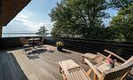 Terrasse mit Holzstuhl und Blick ins Grüne - Hof Zeesenblick 04 - Top-Hundeurlaub