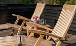 Terrasse mit Holzliegestühlen und Blumen - Hof Zeesenblick 04 - Top-Hundeurlaub