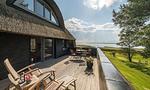Terrasse mit Blick auf die grüne Wiese - Hof Zeesenblick 04 - Top-Hundeurlaub