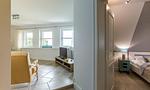 Wohnzimmer mit Sofa und Fernseher - Hof Zeesenblick 04 - Top-Hundeurlaub