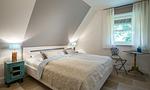 Gemütliches Schlafzimmer mit Doppelbett und Holzlampe - Hof Zeesenblick 04 - Top-Hundeurlaub