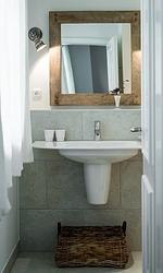 Modernes Badezimmer mit Waschbecken und Spiegel - Hof Zeesenblick 04 - Top-Hundeurlaub