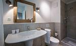 Modernes Badezimmer mit Waschtisch und Dusche - Hof Zeesenblick 04 - Top-Hundeurlaub