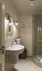 Modernes Badezimmer mit Dusche und stilvollem Design - Hof Zeesenblick 04 - Top-Hundeurlaub