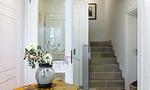 Eingangsbereich mit Vase und Treppe - Hof Zeesenblick 04 - Top-Hundeurlaub