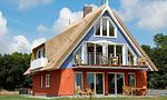 Fassade eines modernen Ferienhauses mit Reetdach - Boddenzauber 02 - Top-Hundeurlaub
