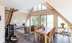 Heller Wohnraum mit Sofa und Esstisch - Boddenzauber 02 - Top-Hundeurlaub
