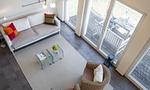 Helles Wohnzimmer mit Sofa und Glastisch - Boddenzauber 02 - Top-Hundeurlaub
