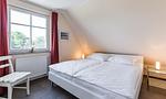 Schlafzimmer mit Doppelbett und Fenster - Boddenzauber 02 - Top-Hundeurlaub