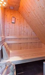 Sauna mit Holzbank und warmem Ambiente - Boddenzauber 02 - Top-Hundeurlaub