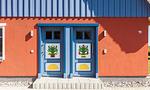 Fassade eines Hauses mit bunten Türen - Boddenzauber 02 - Top-Hundeurlaub