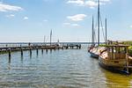 Hafen mit Booten und blauem Himmel - Boddenzauber 02 - Top-Hundeurlaub