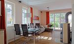 Helles Wohnzimmer mit Esstisch und Sofa - Boddensegler - Top-Hundeurlaub