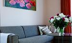 Modernes Wohnzimmer mit Sofa und Blumenstrauß - Boddensegler - Top-Hundeurlaub