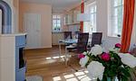 Moderne Küche mit Tisch und Stühlen - Boddensegler - Top-Hundeurlaub