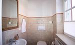 Modernes Badezimmer mit Waschbecken und Toilette - Boddensegler - Top-Hundeurlaub