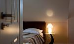 Schlafzimmer mit Bett und moderner Nachttischlampe - Boddensegler - Top-Hundeurlaub
