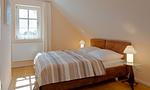 Helles Schlafzimmer mit Doppelbett und Fenster - Boddensegler - Top-Hundeurlaub
