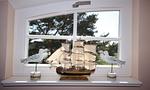 Dekoratives Fenster mit Modellschiff - Boddensegler - Top-Hundeurlaub