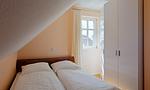Schlafzimmer mit zwei Einzelbetten und Fenster - Boddensegler - Top-Hundeurlaub