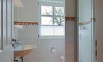 Modernes Badezimmer mit Dusche und Fenster - Boddensegler - Top-Hundeurlaub