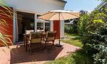 Terrasse mit Tisch und Sonnenschirm - Boddensegler - Top-Hundeurlaub