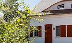 Außenansicht eines Hauses mit roten Fenstern - Boddensegler - Top-Hundeurlaub