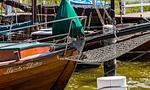 Boote im Hafen mit Holz und grüner Abdeckung - Boddensegler - Top-Hundeurlaub