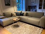 Stilvolles Wohnzimmer mit grauer Couch - Worpswede - Top-Hundeurlaub