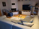 Gemütliches Wohnzimmer mit Sofa und Fernseher - Worpswede - Top-Hundeurlaub